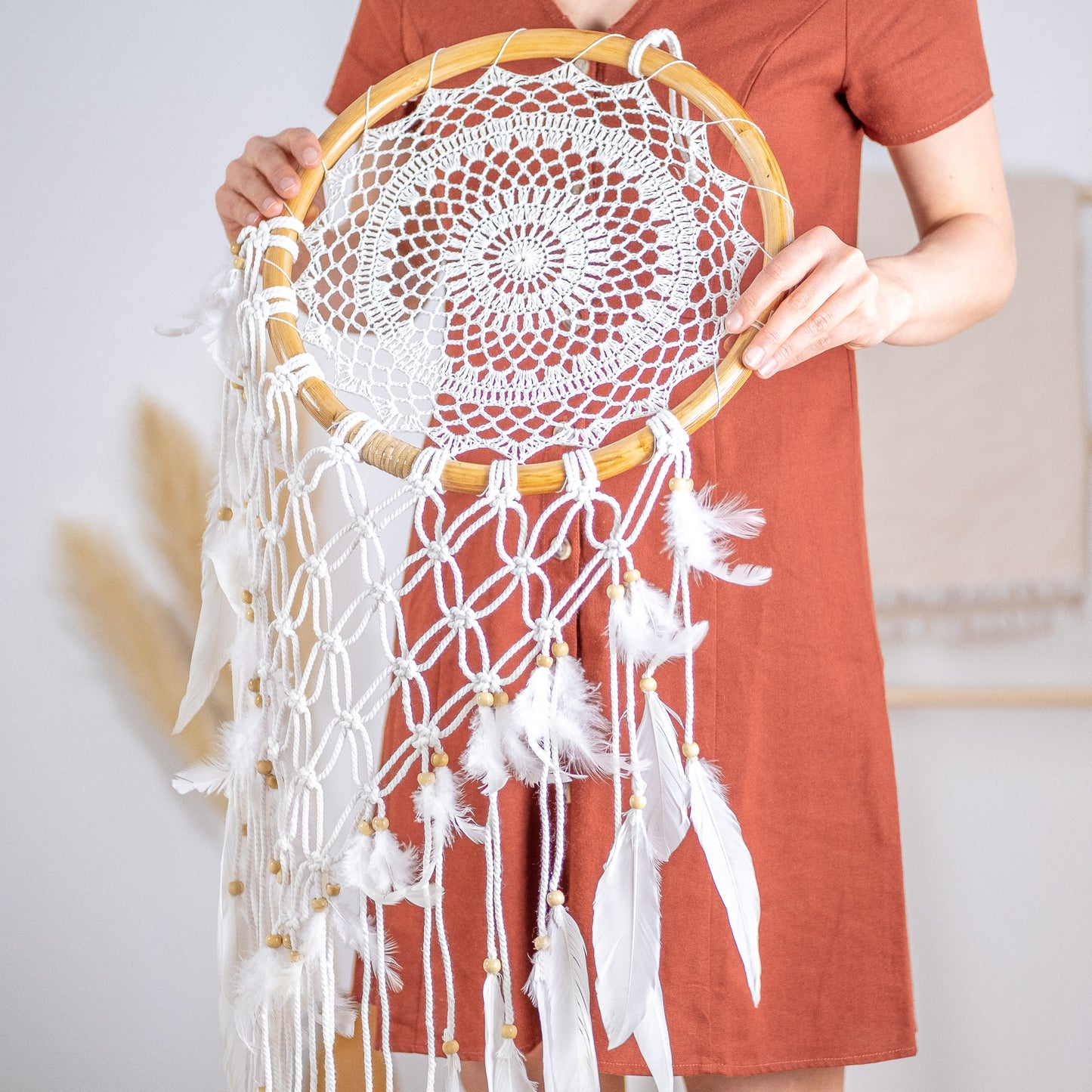 Großer boho Traumfänger mit Makramee und Federn aus Bali.